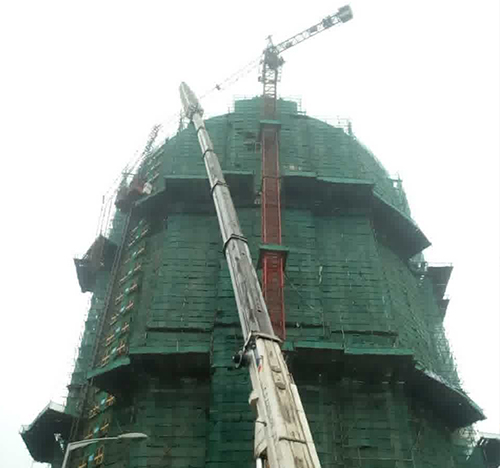 通河吊车在工地上作业